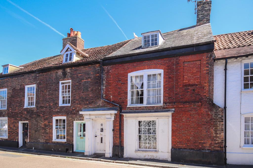 Lot: 90 - PERIOD MID-TERRACE HOUSE FOR IMPROVEMENT AND REPAIR - Red brick, period, mid terrace house
